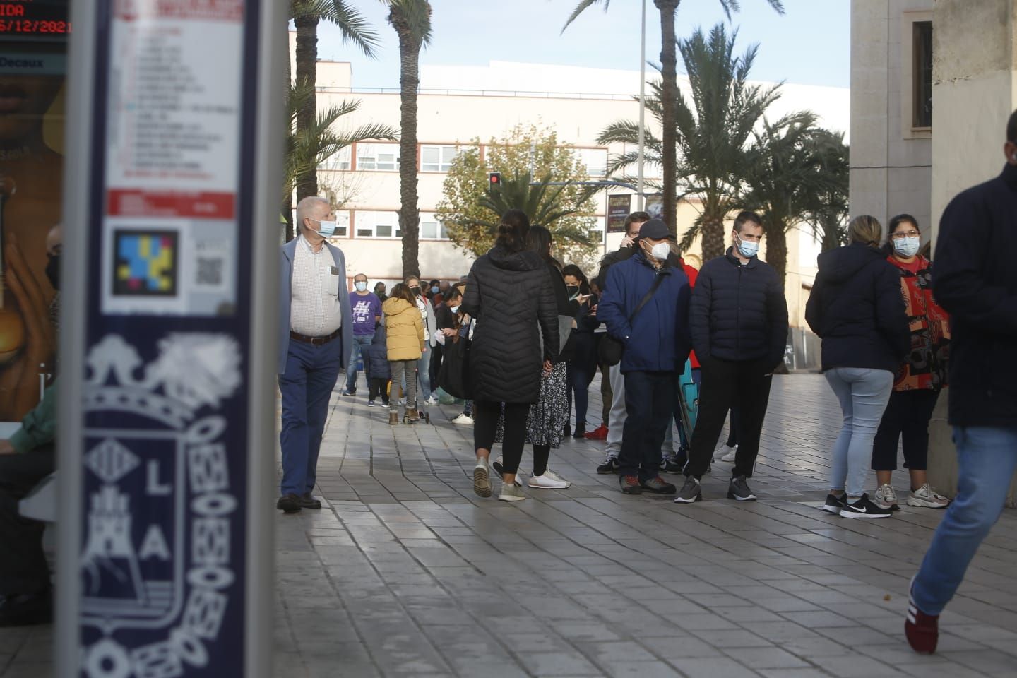 Colas en la plaza de toros para sacar sillas por la cabalgata de Reyes en Alicante