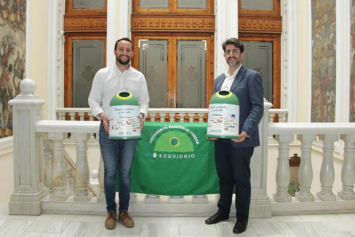 Sergio Toledo, junto al representante de Ecovidrio.