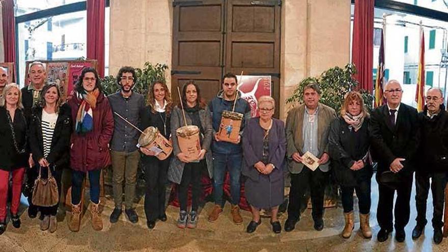 En el centro de la imagen la ganadora del cartel de ´Sant Antoni 2018´.