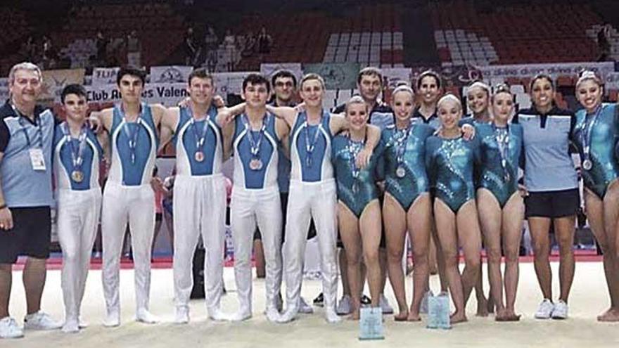 Los dos equipos absolutos del Xelska posan con sus técnicos tras recibir sus medallas.