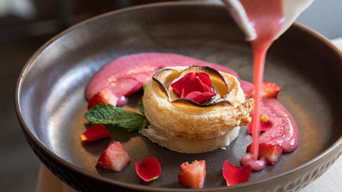 La sopa de fresas con flor de manzana con canela y pétalos de rosa del menú de Sant Jordi de Ascent, perteneciente Eboca Restaurants, el sello gastronómico de Catalonia Hotels.