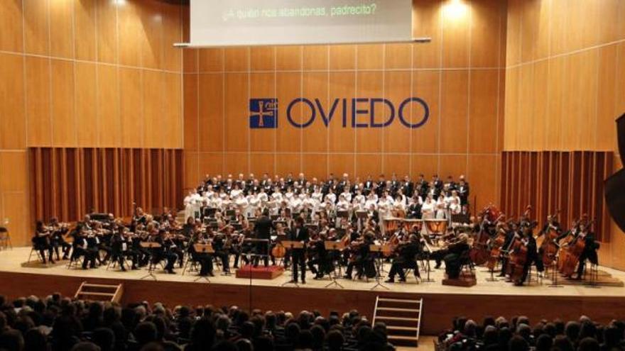 Un momento de la ópera &quot;Boris Godunov&quot; en versión concierto, con 190 artistas sobre el escenario del auditorio Príncipe Felipe.