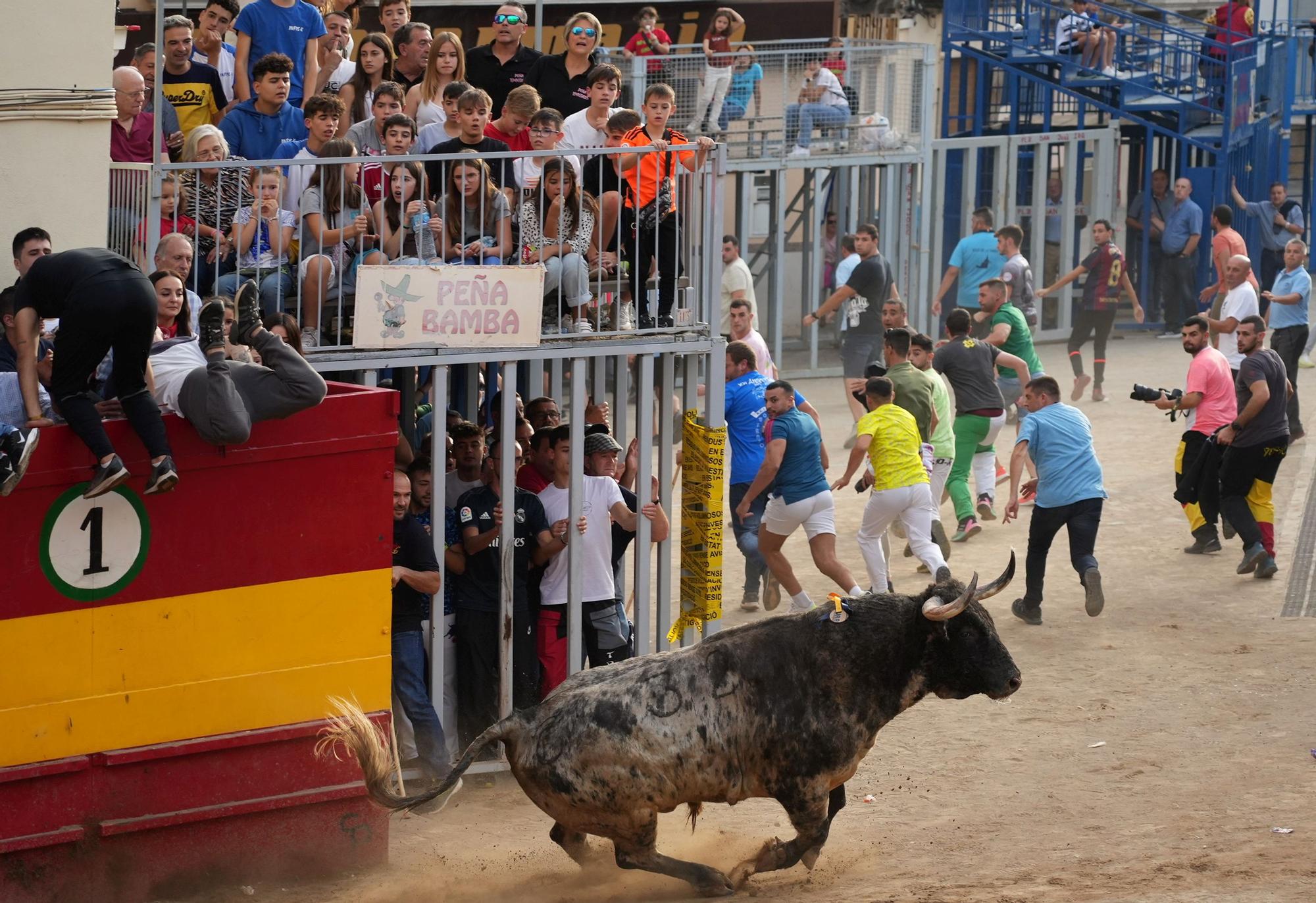 La tarde taurina del viernes de la Fira d'Onda, en imágenes