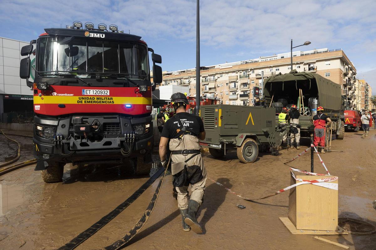 Efectivos de la UME, en l'Horta Sud.