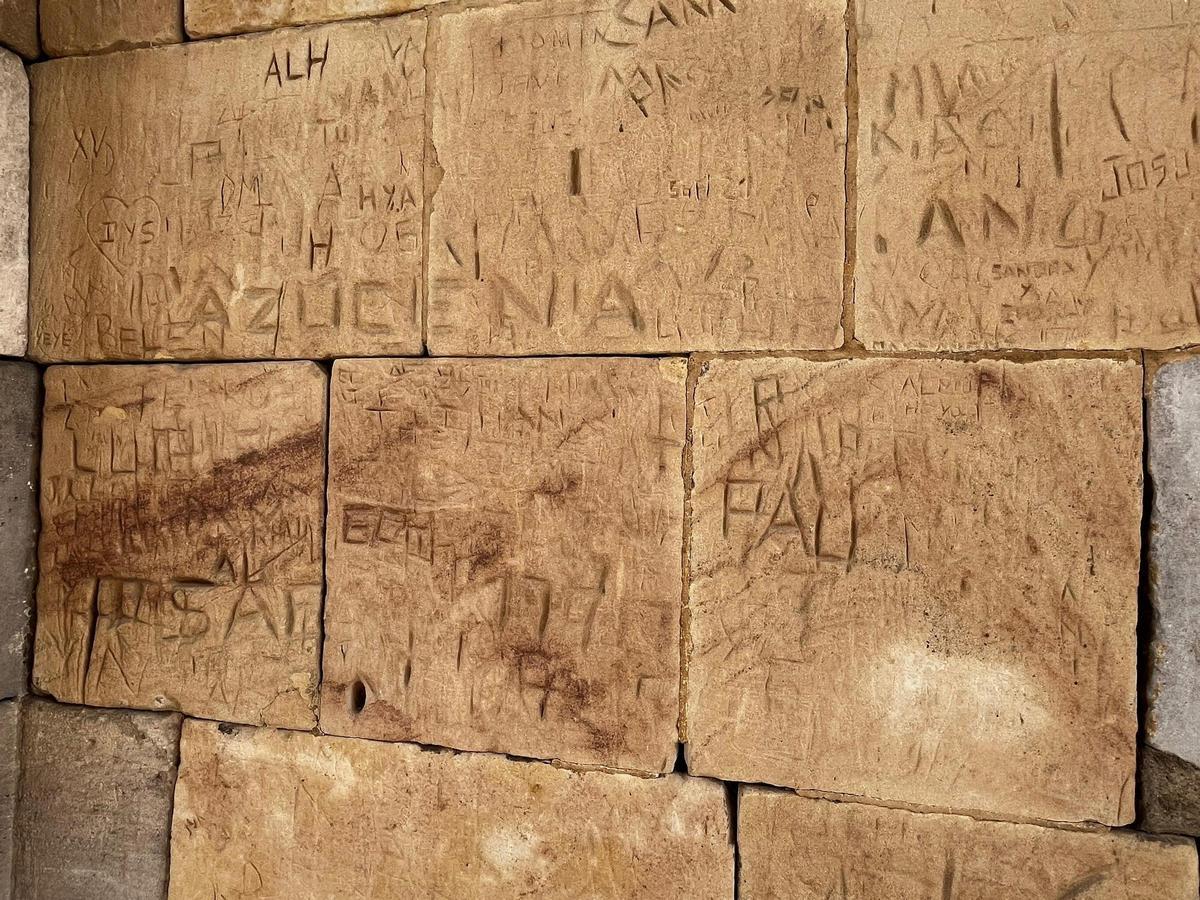 Marcas en uno de los portales del Templo de Debod, Madrid