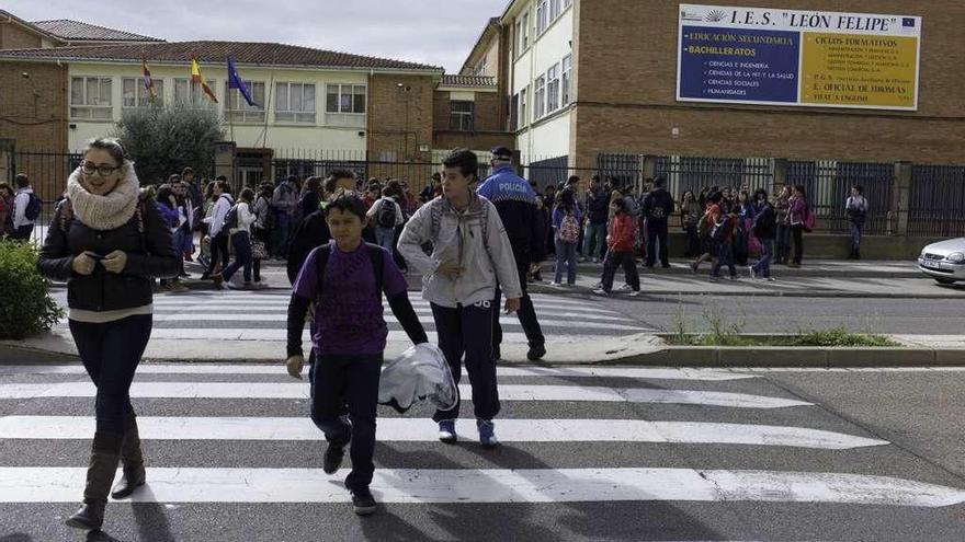 Alumnos del León Felipe saliendo del centro docente