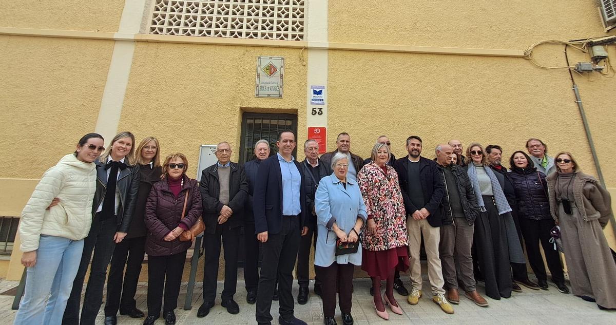 Foto de familia delante de la placa que rinde homenaje al 50º aniversario de Amics de Vinaròs.