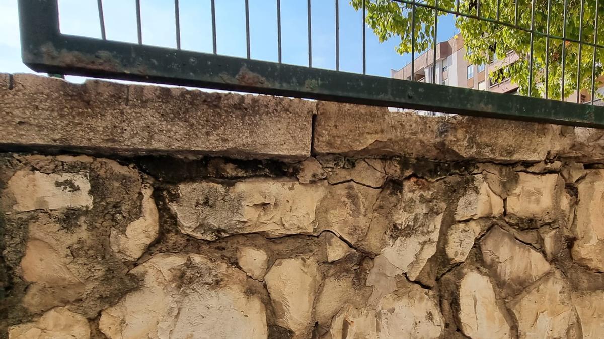 Muro con riesgo de desprendimiento en el CEIP Monteolivete.