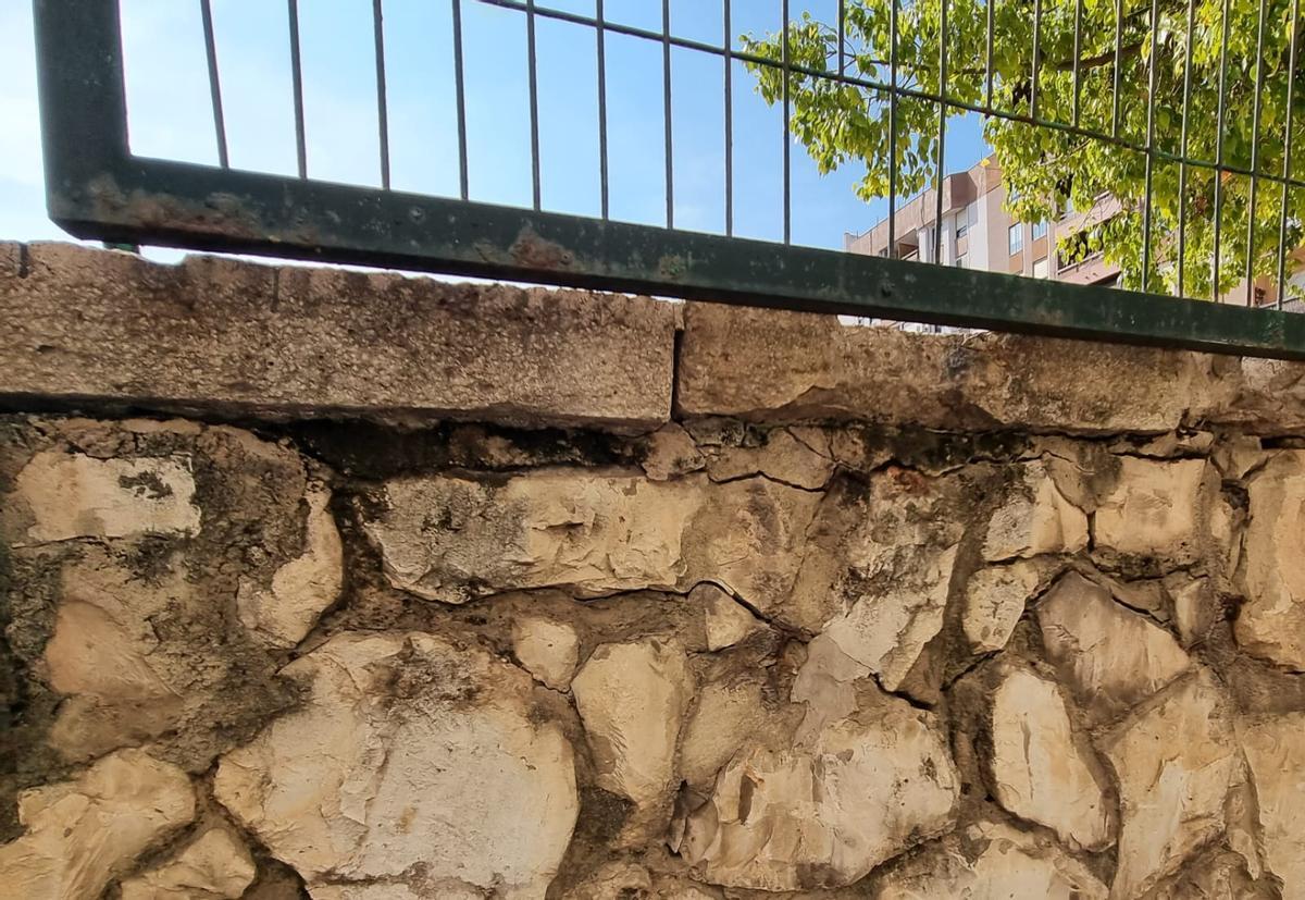 Muro con riesgo de desprendimiento en el CEIP Monteolivete.