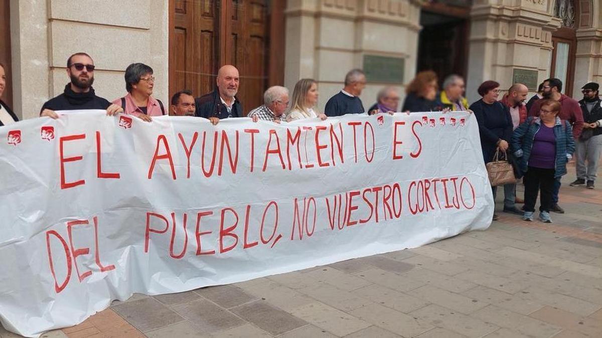 Protesta en el Ayuntamiento de La Unión tras liberar parcialmente a siete concejales del equipo de Gobierno municipal.