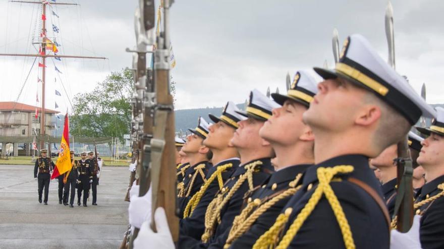 Casi un centenar de ciudadanos juran la bandera en la Escuela Naval