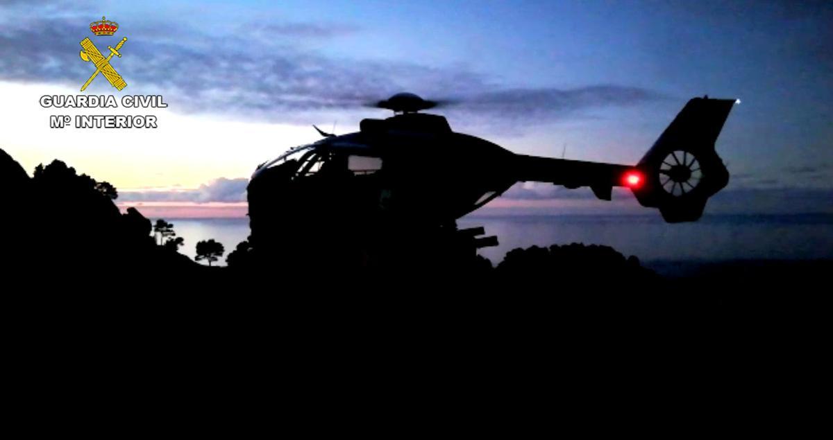 El helicóptero, durante la búsqueda.