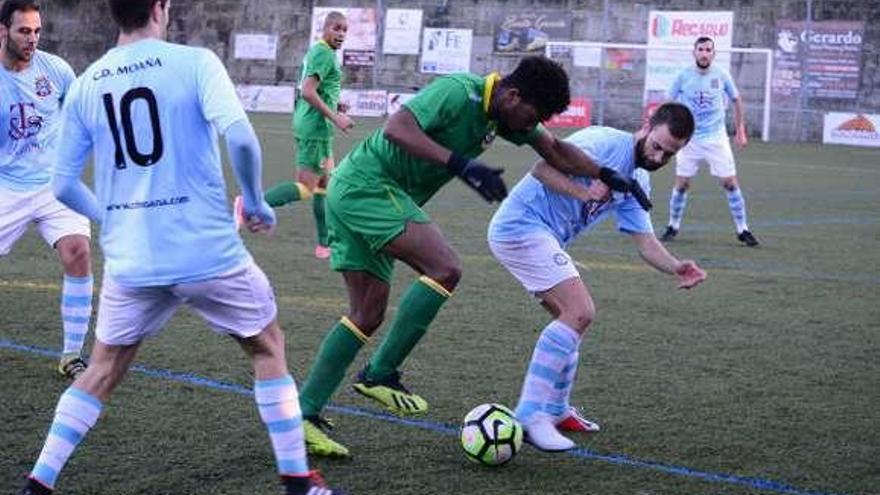 Disputa del balón, ayer, en el campo de O Casal. // Gonzalo Núñez