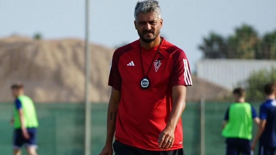 Gustavo Munúa, entrenador del Real Murcia, durante un entrenamiento.