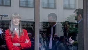 Pedro Sánchez, junto a su esposa, Begoña Gómez, en el colegio electoral.