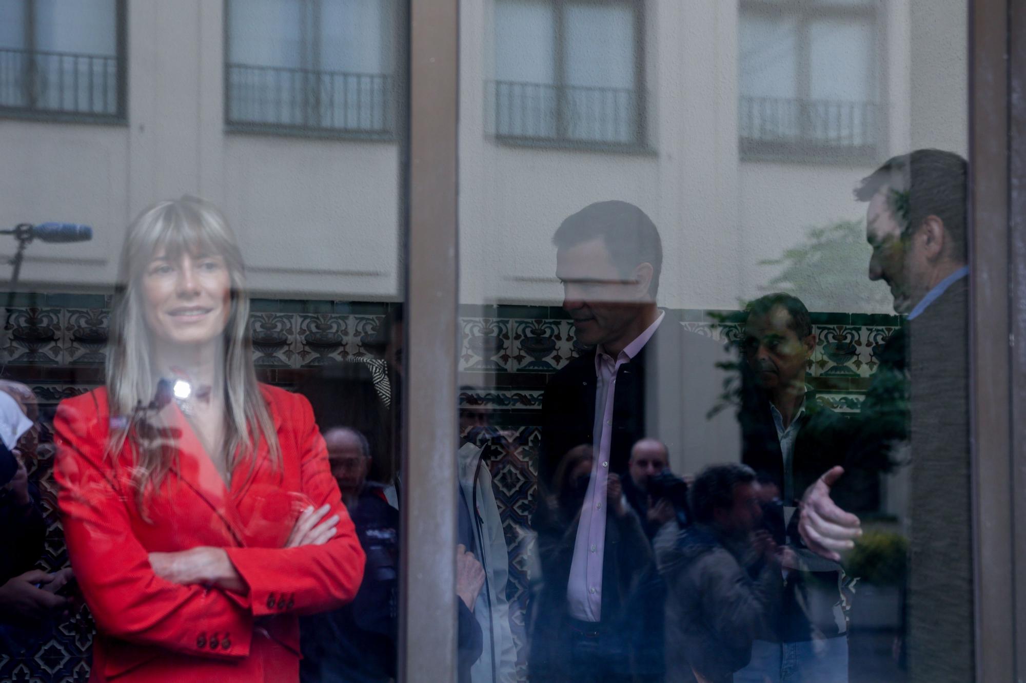 Pedro Sánchez, junto a su esposa, Begoña Gómez, en el colegio electoral.