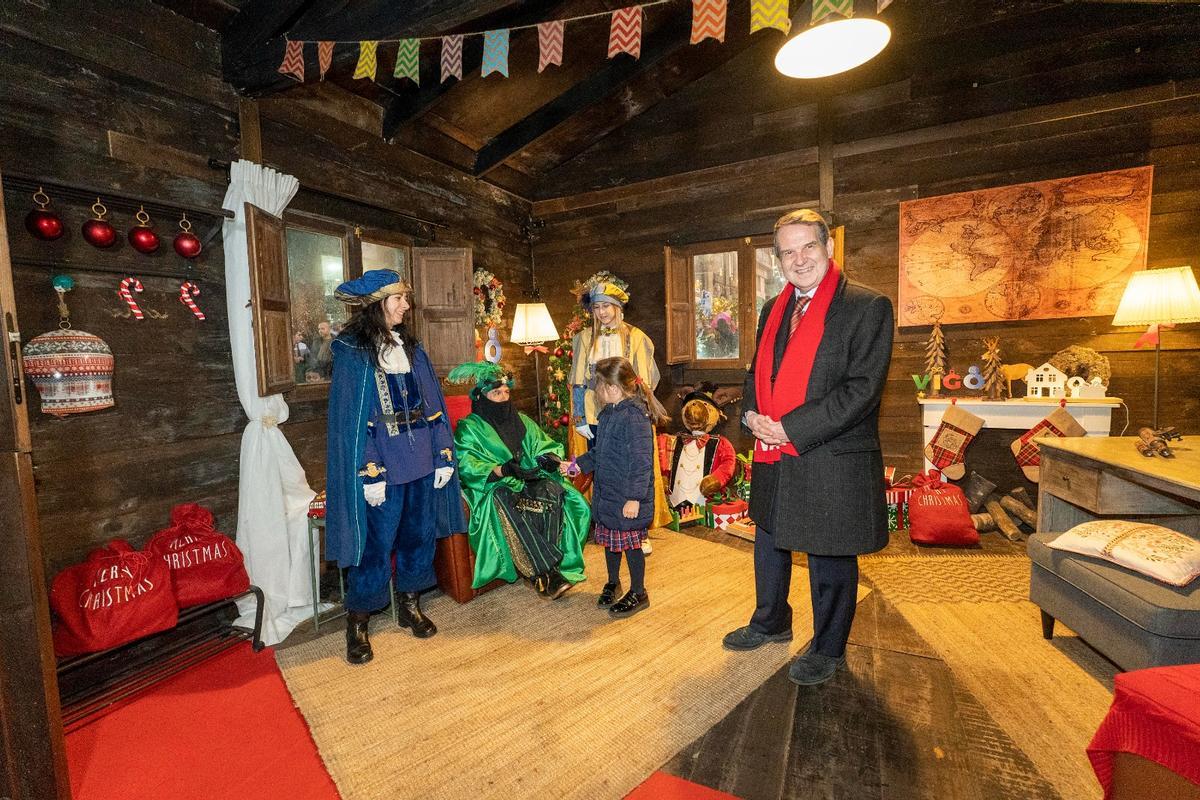 Visita del alcalde, Abel Caballero, al Cartero Real en 2023.