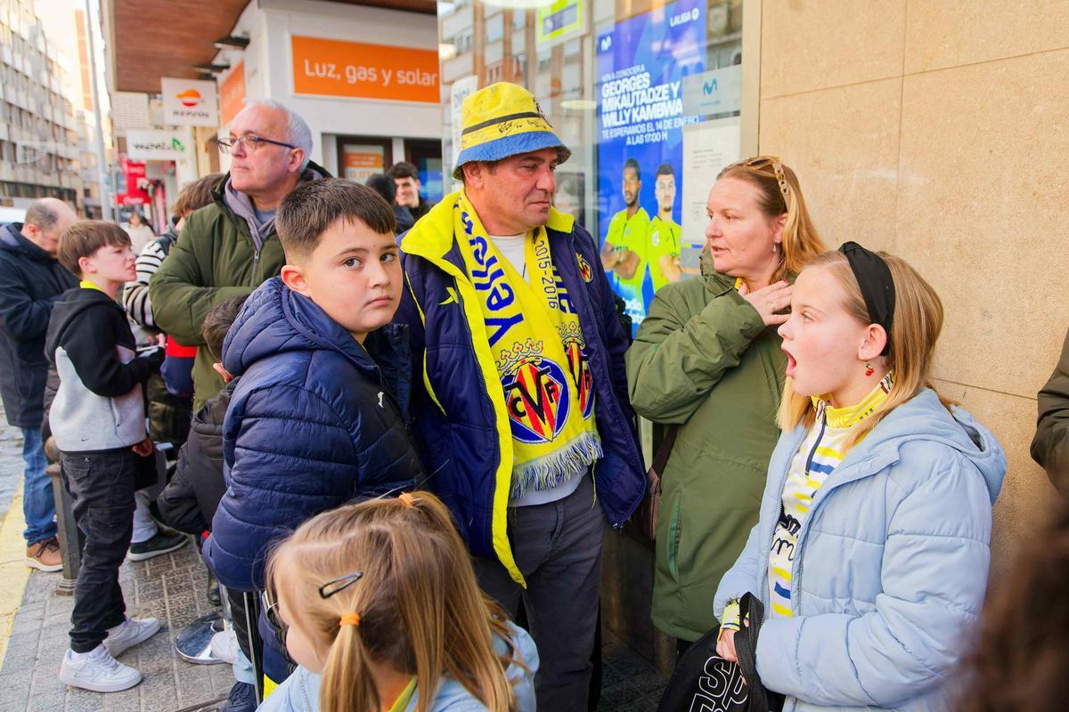 Galería | La afición del Villarreal, enloquecida con Willy Kambwala y el 'killer' Georges Mikautadze