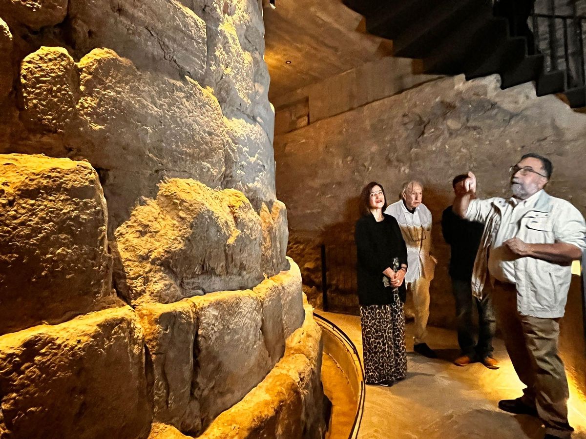 El arqueólogo Juan Francisco Casabona (en primer término), la consejera Sara Fernández y el arquitecto Carlos Moros, este viernes junto al torreón.