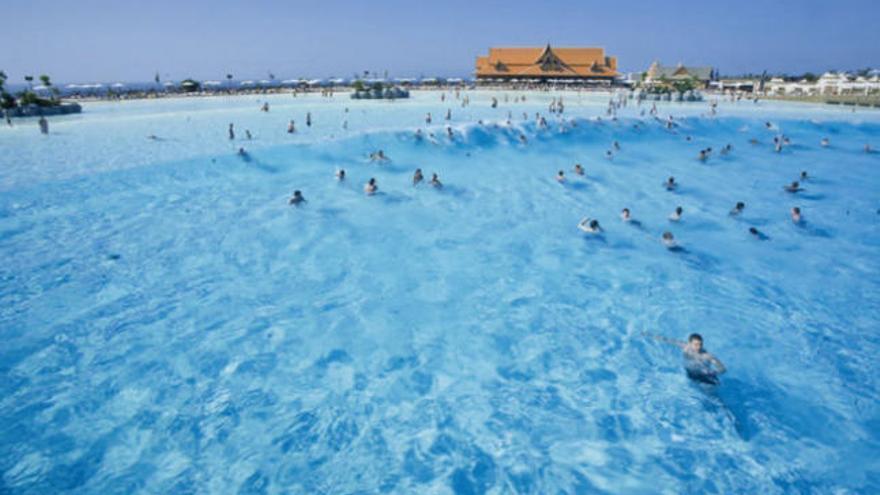 Piscina de olas del parque acuático del grupo Kiessling en el sur de Tenerife. | la provincia / dlp