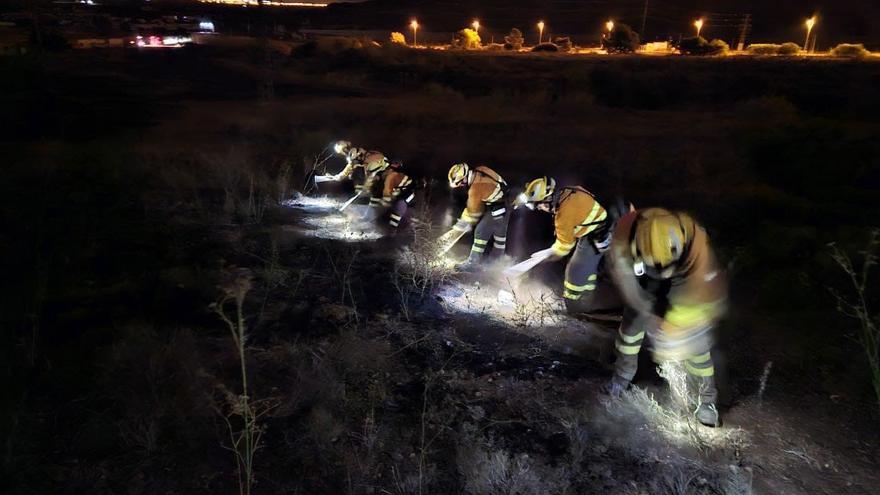 Un incendio forestal en Cartagena mantiene activos a los Bomberos toda la noche y deja sin luz a los vecinos