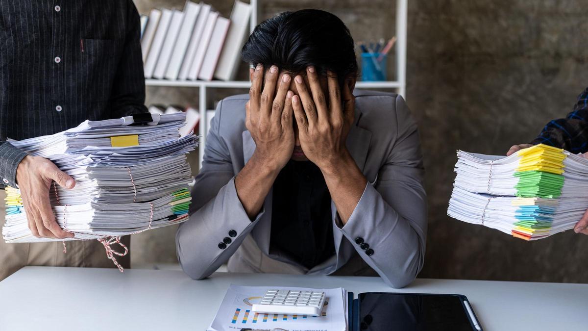 hombre estresado en su lugar de trabajo