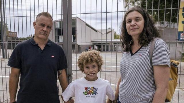 El Leo, amb els seus pares, davant de l’institut que van sol·licitar.