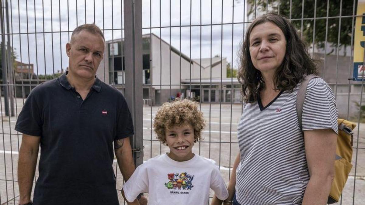 El Leo, amb els seus pares, davant de l’institut que van sol·licitar. | JORDI OTIX