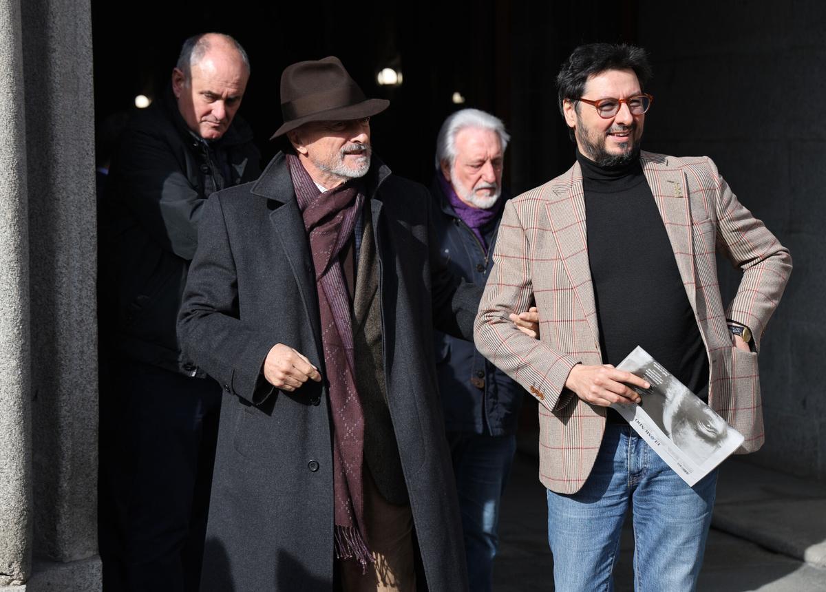 Arturo Pérez-Reverte llega a capilla ardiente por Raúl del Pozo junto al periodista y escritor Antonio Lucas.