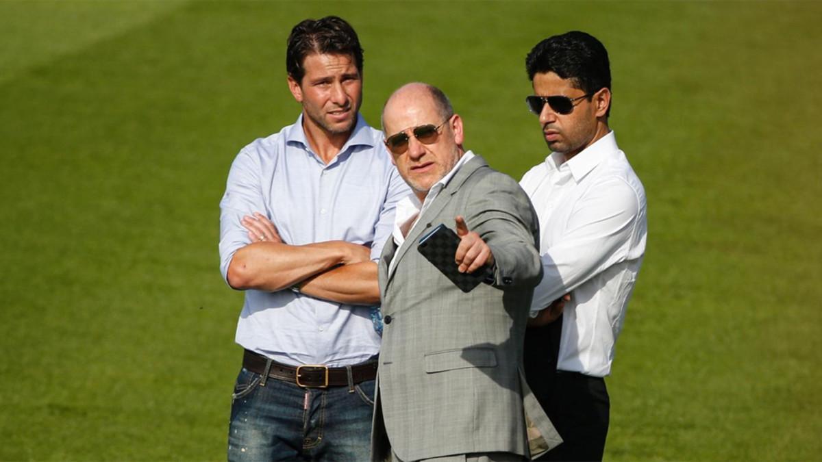 Nasser Al-Khelaifi (derecha), Antero Henrique (centro) y Maxwell Scherrer en las instalaciones Ooredoo del PSG el pasado 4 de julio