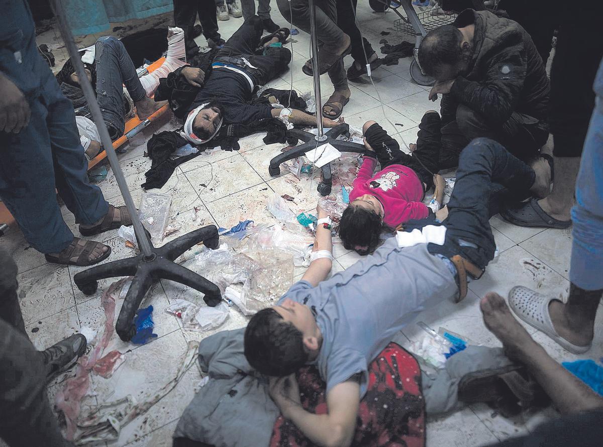 Civiles palestinos son atendidos en el suelo del Hospital Nasser, en diciembre de 2023.