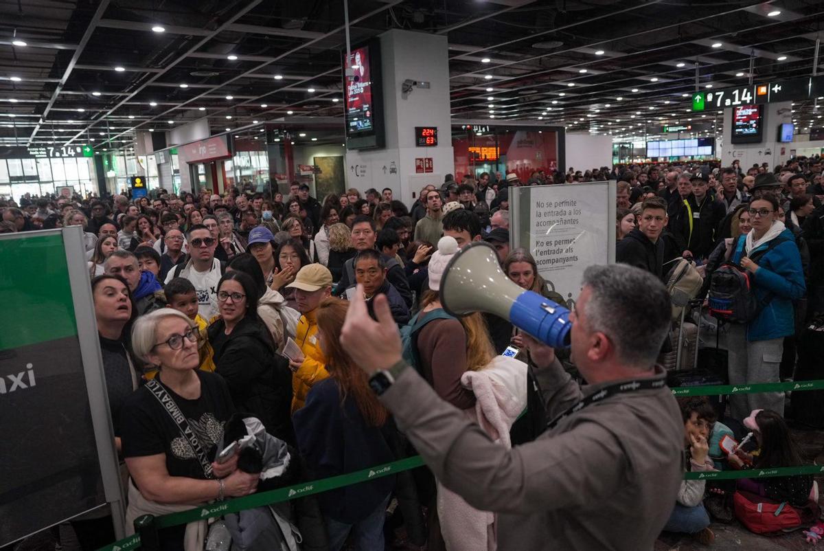 Caos y aglomeraciones en la estación de Sants
