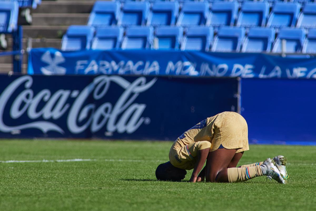 Oshoala celebra un dels dos gols que ha marcat a Huelva