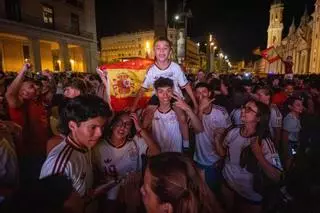 En imágenes | La plaza del Pilar de Zaragoza vibra con el España-Bélgica