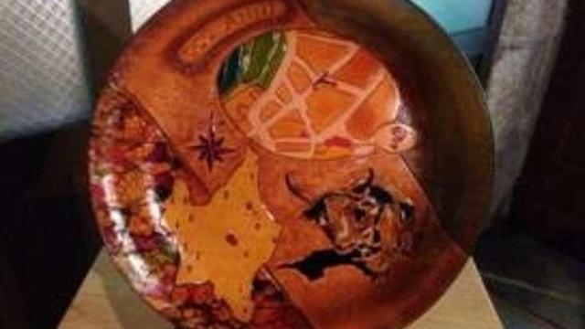 Trabajo en cuero del primer premio. // FdV