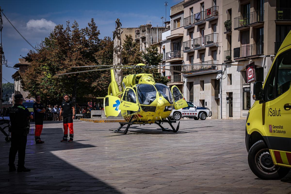 Lhelicòpter del SEM que ha traslladat la castellera de la Vella de Valls després duna caiguda a la diada de Sant Fèlix