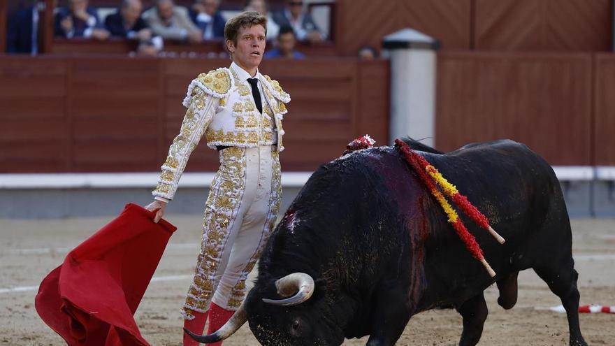 Esfuerzo y fracaso de Borja Jiménez en una corrida caótica p