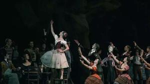 ‘Paquita’ il·lumina les festes parisenques amb el seu aire castís
