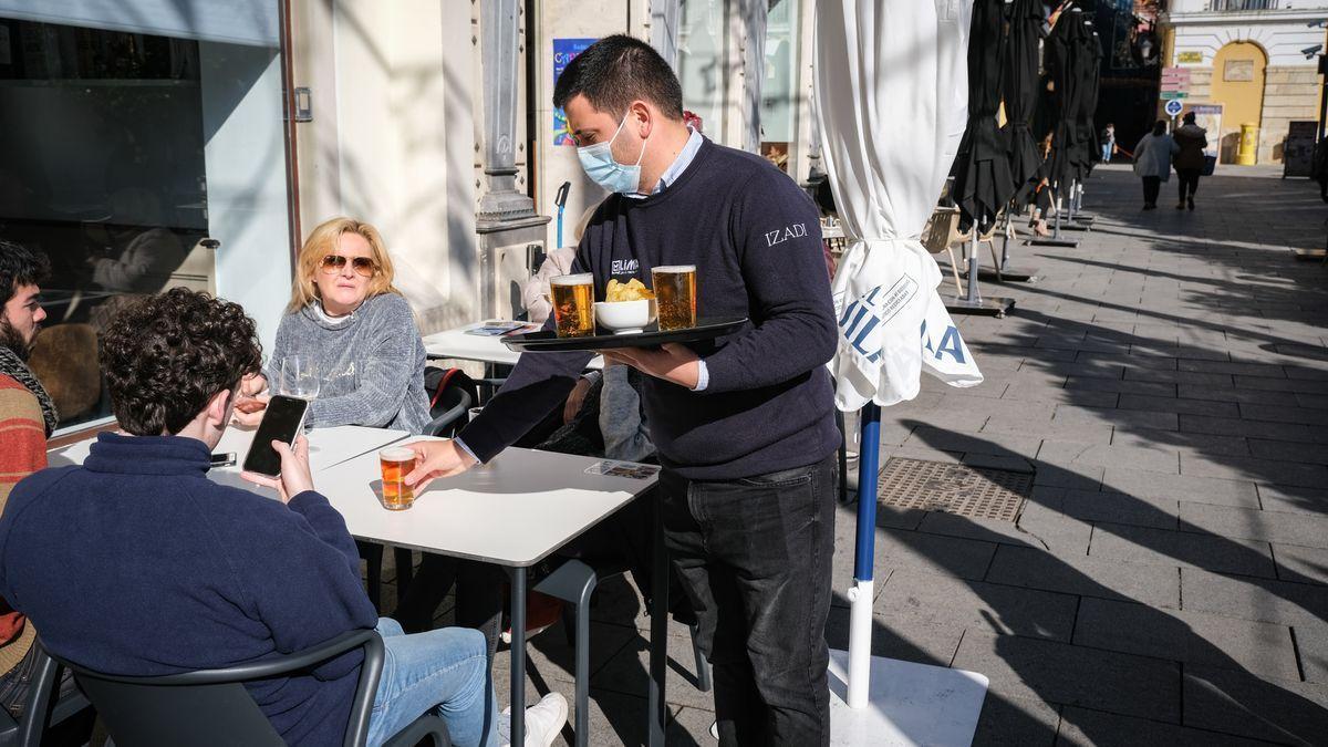 Un camarero atiende a los clientes en una terraza, en una imagen de archivo.