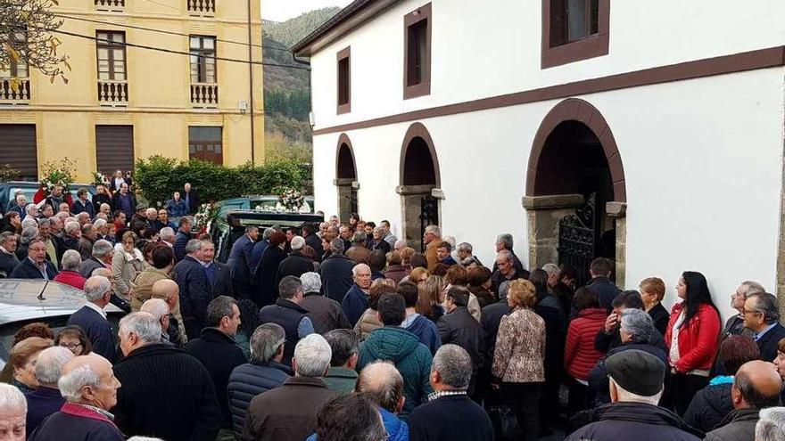 Llegada de los restos mortales de José Manuel Calvo a la iglesia de Trevías, ayer.