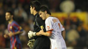 David Villa consuela a Víctor Valdés tras marcarle un gol en Mestalla, en el 2006.