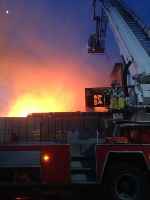 Imágenes del incendio registrado en una firma de reciclaje de plásticos en Benaguasil.