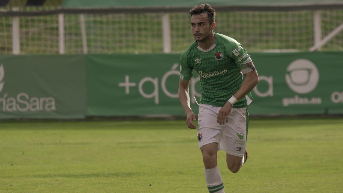 Carlos Daniel, con el balón, durante el partido ante el Montijo.