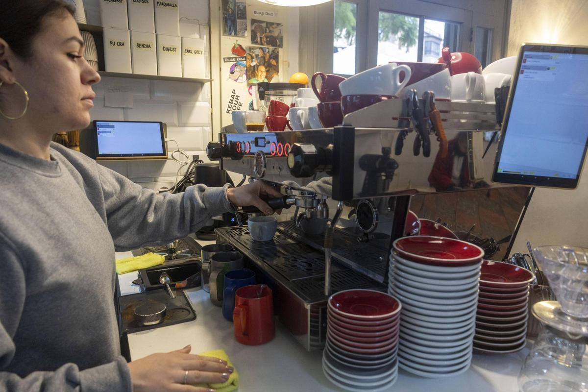 La barista de la cafetería La Molienda prepara un 'espresso' con la máquina La Marzocco