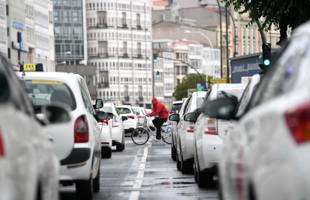 Protesta de taxistas coruñeses contra Uber y Cabify