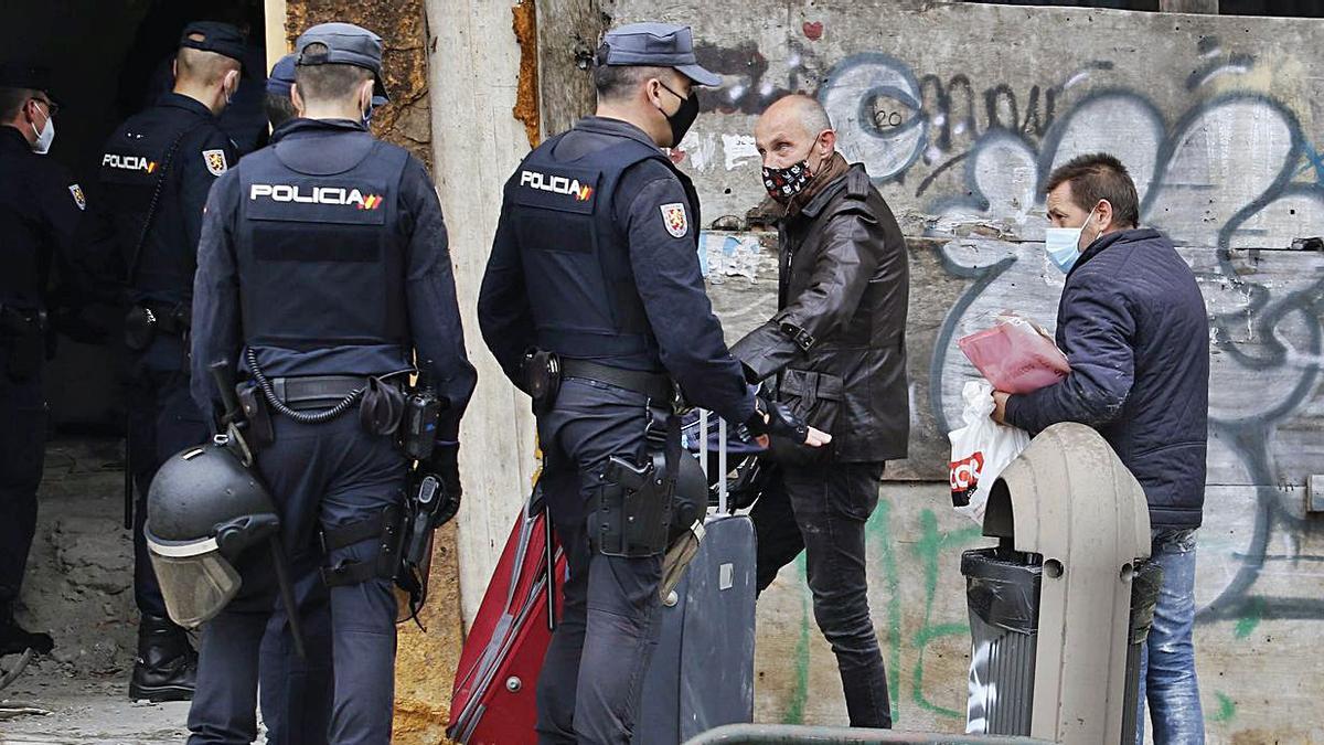 Decenas de enseres pero ningún altercado. El desalojo de cerca de una docena de okupas del edificio de Gran Vía se ejecutó en poco más de dos horas sin que se produjera ningún altercado destacable. Lo que sí se contaba por decenas era los enseres que los moradores retiraron del edificio. “No sé a dónde voy a ir con todas mis cosas; no puedo perder lo poco que tengo”, comentaban estos vigueses a las puertas ya precintadas y tapiadas del edificio.  | FOTOS: ALBA VILLAR