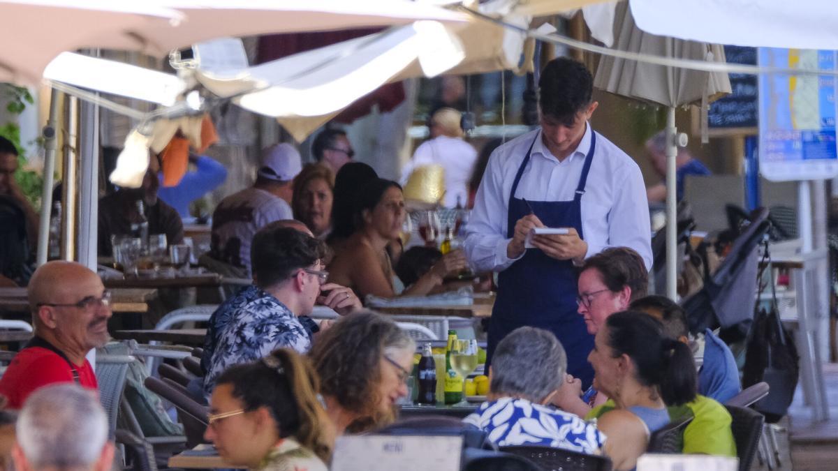 Camarero tomando la comanda en Las Palmas de Gran Canaria