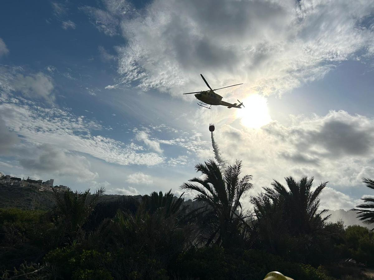 El helicóptero lanza el agua sobre la zona afectada