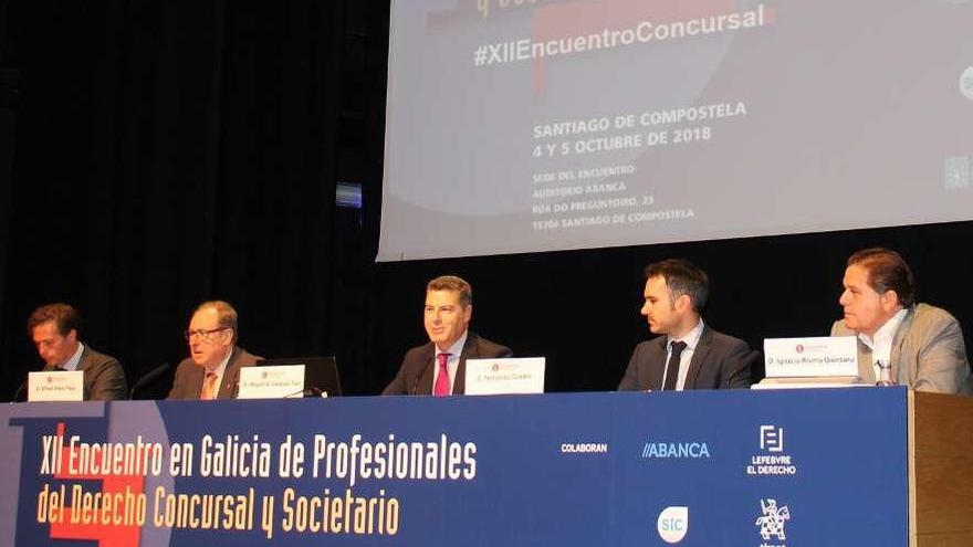 Inauguración del encuentro de ayer en Santiago, con Vázquez Taín en el centro y Rivera a la derecha.