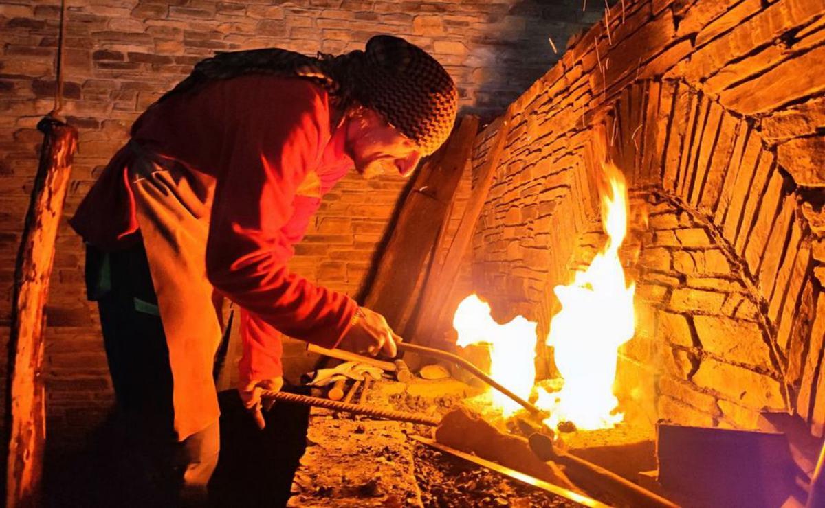 Aguilar, avivando el fuego de la fragua. | T. Cascudo